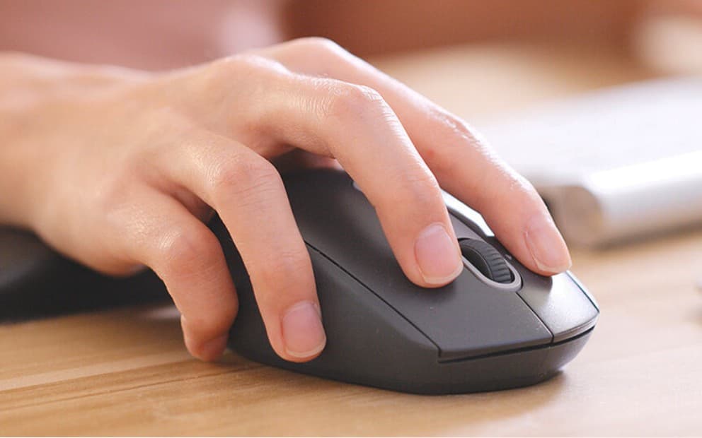 Visuel main d'un professionnel allant consultées les Docs PROS