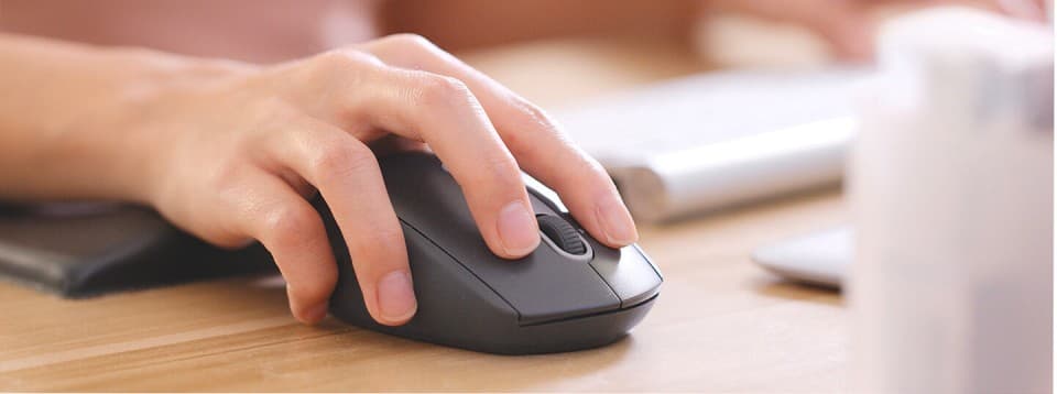 Visuel installateur derrière son ordinateur connecté à la plateforme E-Shop