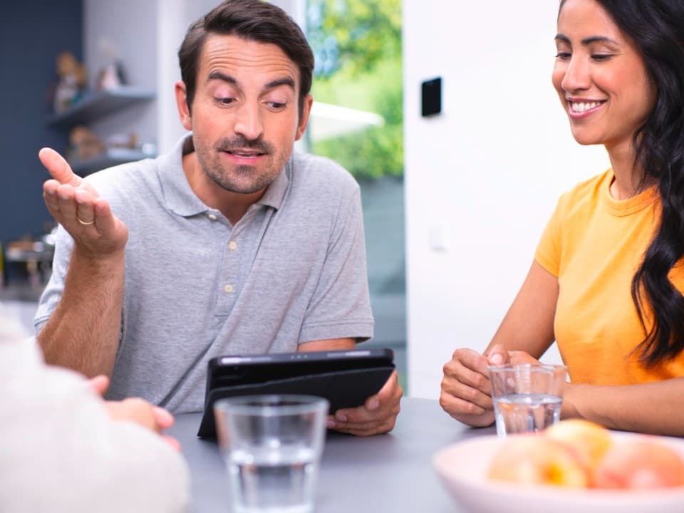 Un installateur qui présente quelque chose sur sa tablette