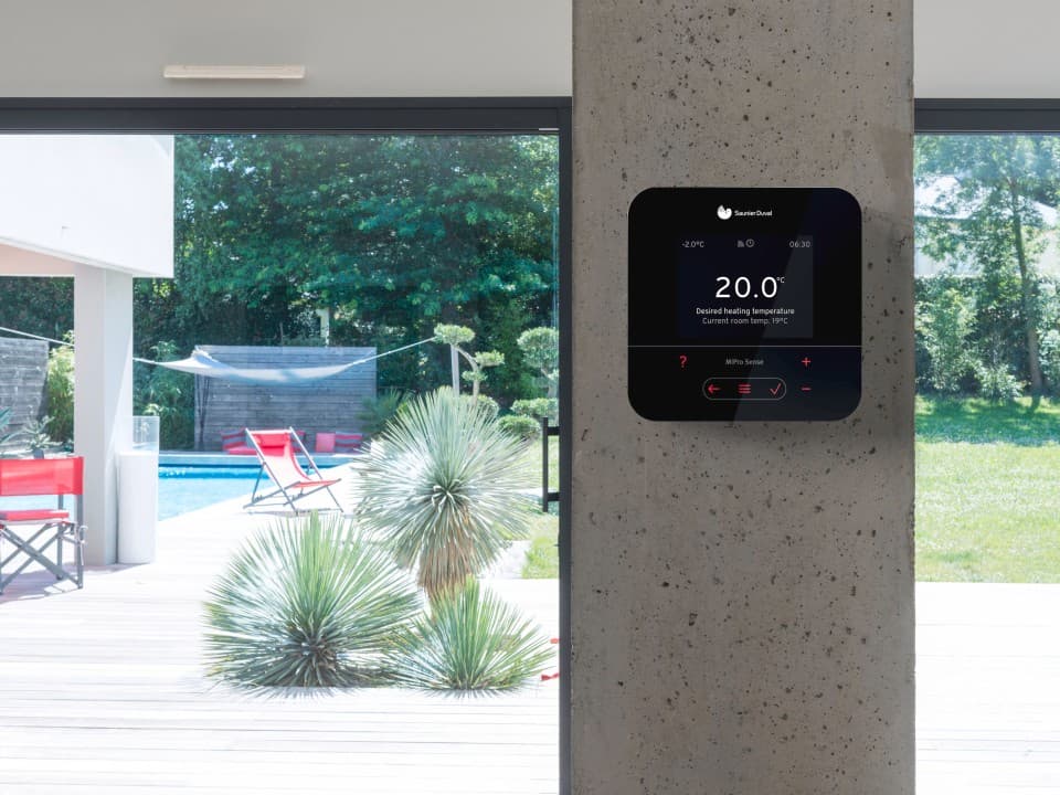 Le régulateur MiPro Sense dans l'espace de vie