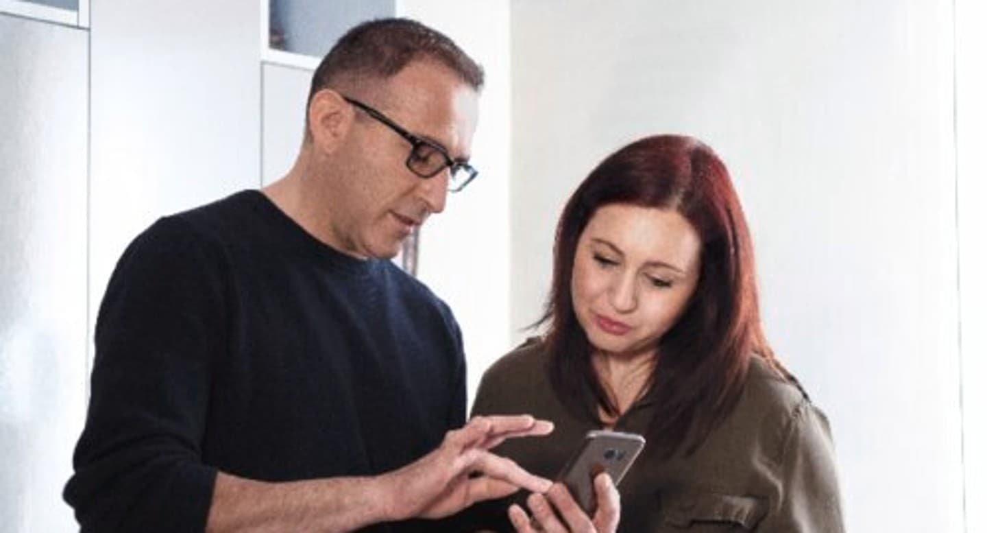 Visuel d'un professionnel et d'une cliente sur leur téléphone