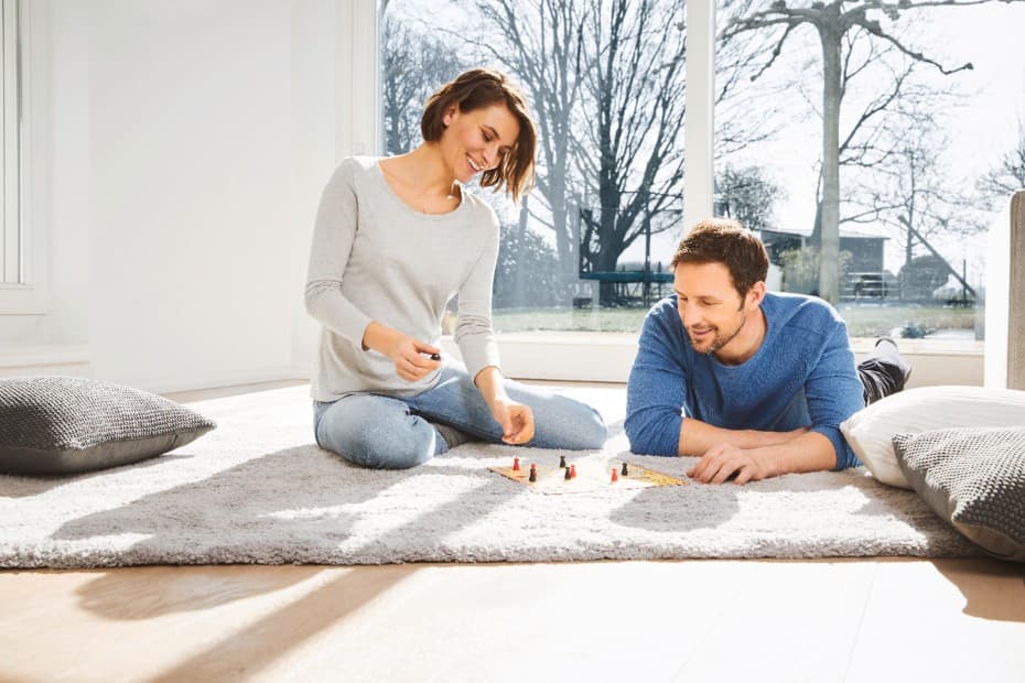 Couple qui se renseigne sur les aides