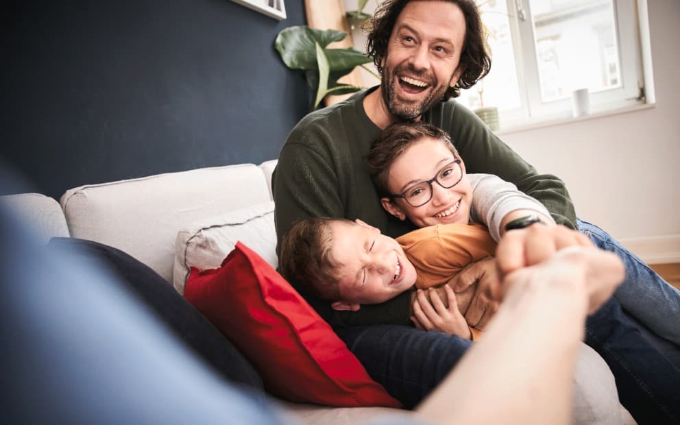 Famille qui s'amuse dans leur salon