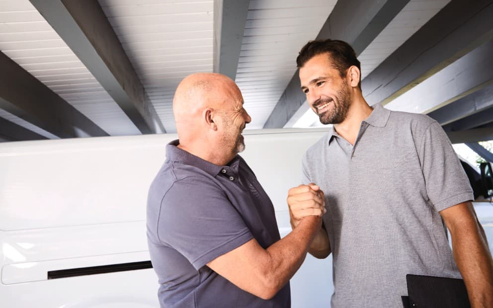 Visuel de deux professionnels