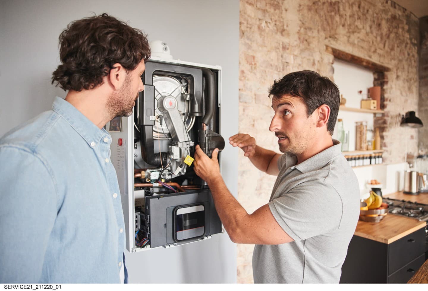 Installateur expliquant le fonctionnement de la chaudière